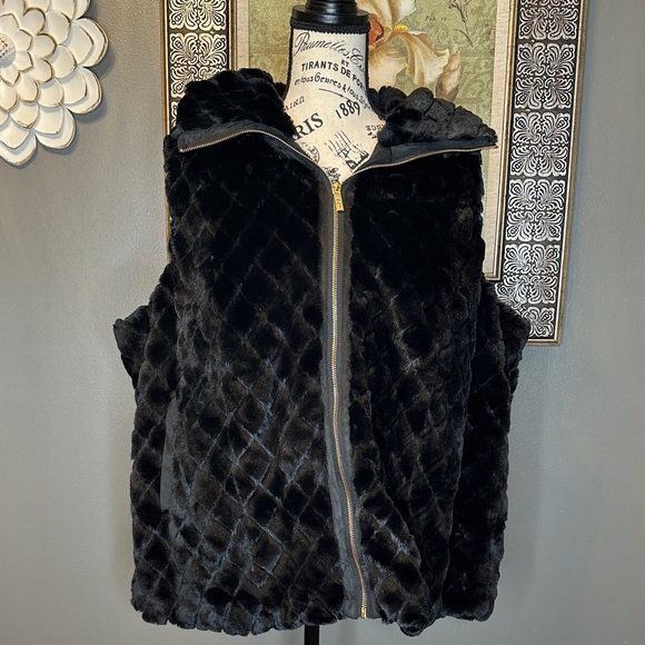 Carmen Marc Valvo Jackets & Blazers - Carmen Marc Valvo Black Quilted Vest